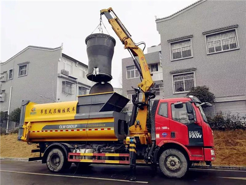 程力壓垃廠新上市的地埋式吊裝移動壓縮垃圾清運車及配套裝備，完美解決社區(qū)及垃圾堆放點臟亂差和老鼠、蒼蠅、污水橫流的垃圾儲存老大難頑疾；該車最新上市并召開了產品推薦會，深受用戶喜愛。