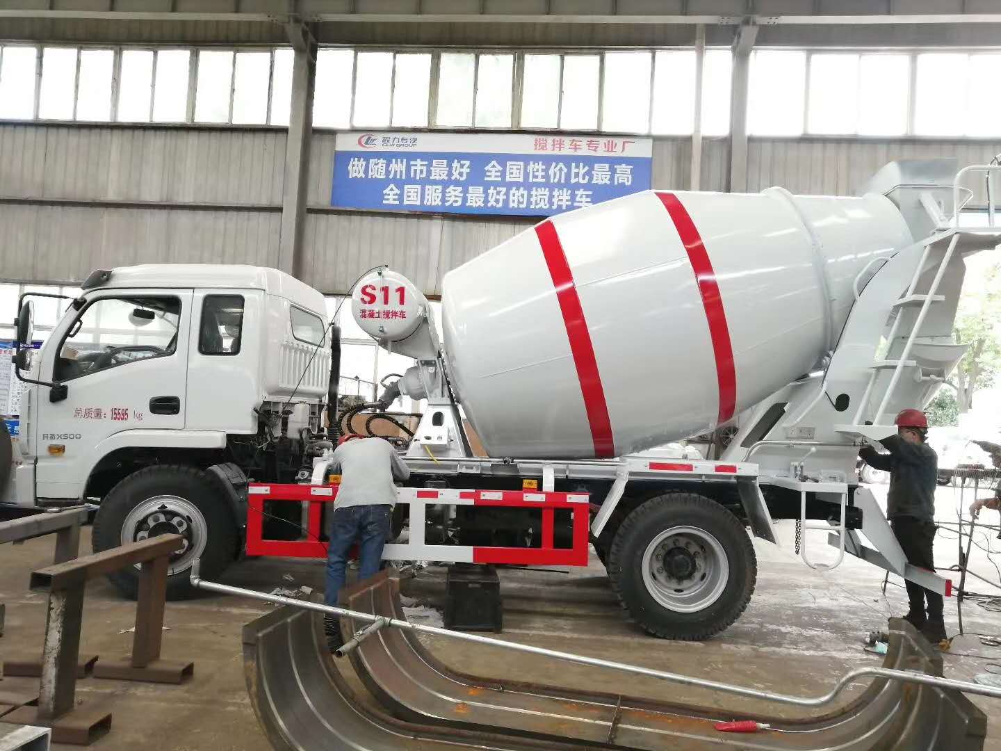 兩臺躍進6方攪拌車準備調試完畢發(fā)車，小方量攪拌車，靈活方便，上戶無憂！