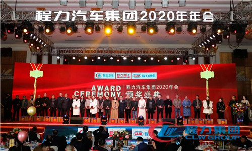 2020年，我們一要調(diào)整經(jīng)營戰(zhàn)略，由粗放型向節(jié)約型轉(zhuǎn)變，由吃大鍋飯向成本核算精細(xì)化考核轉(zhuǎn)變，以經(jīng)濟(jì)責(zé)任制為主線，實(shí)行各單位利潤、產(chǎn)值、產(chǎn)量考核。充分發(fā)揮兩級(jí)管理作用，公司領(lǐng)導(dǎo)實(shí)行一崗多責(zé)。所有生產(chǎn)模塊（直屬廠和專業(yè)廠）和經(jīng)營模塊（底盤事業(yè)部等），全部構(gòu)建“利潤中心”體制，一切圍繞“經(jīng)營產(chǎn)值”和“經(jīng)營利潤”雙指標(biāo)，最終形成體現(xiàn)團(tuán)隊(duì)價(jià)值導(dǎo)向的職業(yè)經(jīng)理人薪酬制度。