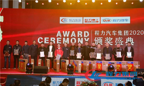 新的一年里，程力主要建設(shè)內(nèi)容和規(guī)模為：程力專汽，進(jìn)一步壯大和美化，更高質(zhì)量發(fā)展；程力汽車，將完成四期應(yīng)急產(chǎn)業(yè)基地項(xiàng)目建設(shè)，并實(shí)現(xiàn)全面投產(chǎn)；程力重工，建成600畝工業(yè)園（也就是在現(xiàn)有地后面所有地），全面投產(chǎn)。產(chǎn)品及產(chǎn)量：在“四五”規(guī)劃末，每個(gè)子公司對(duì)標(biāo)一個(gè)市內(nèi)企業(yè)要超過對(duì)標(biāo)企業(yè)的產(chǎn)量和質(zhì)量，所有子公司均要達(dá)到國內(nèi)綜合產(chǎn)量最高的目標(biāo)。