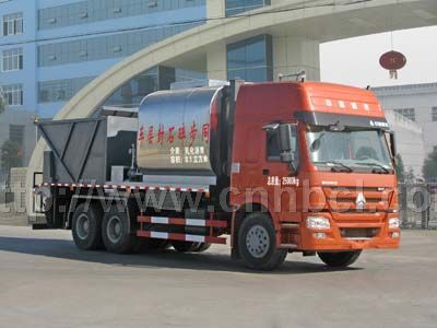 國(guó)四重汽后八輪同步碎石封層車(chē)