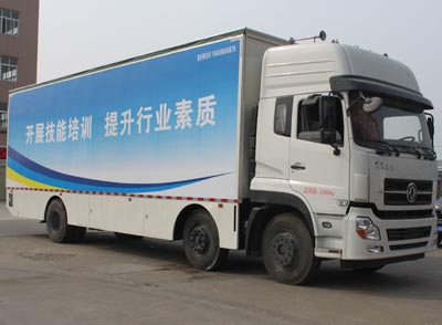 東風(fēng)天龍小三軸流動(dòng)舞臺(tái)車(chē)