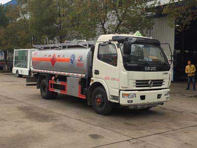 國(guó)五東風(fēng)多利卡加油車(chē) 